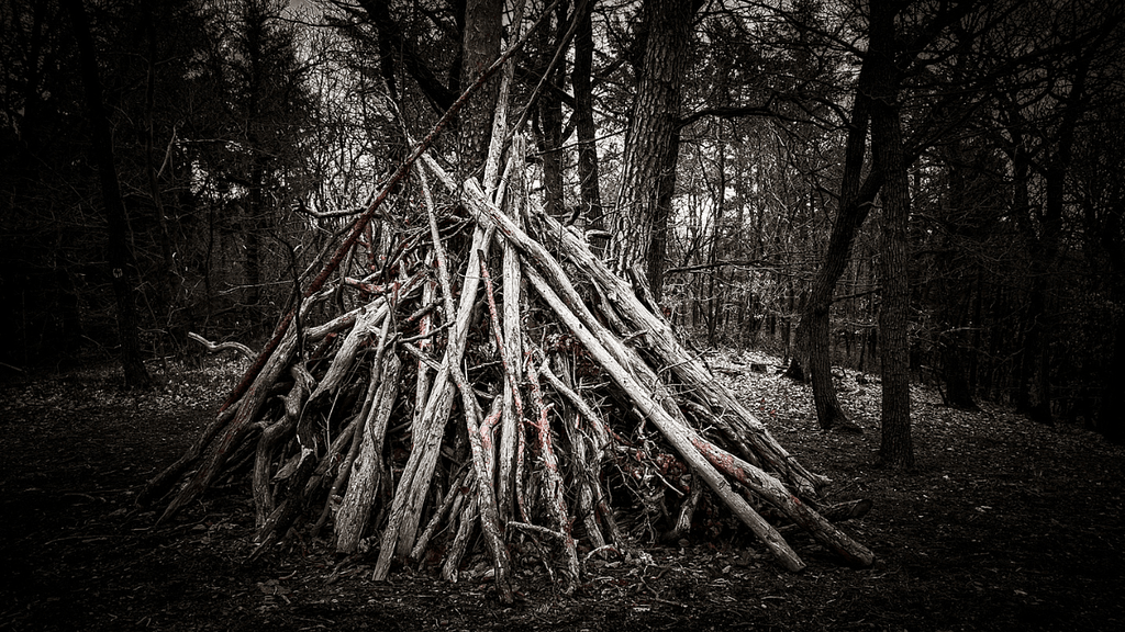 Auf dem Schillerhain: Tipi aus Zweigen und Ästen gebaut